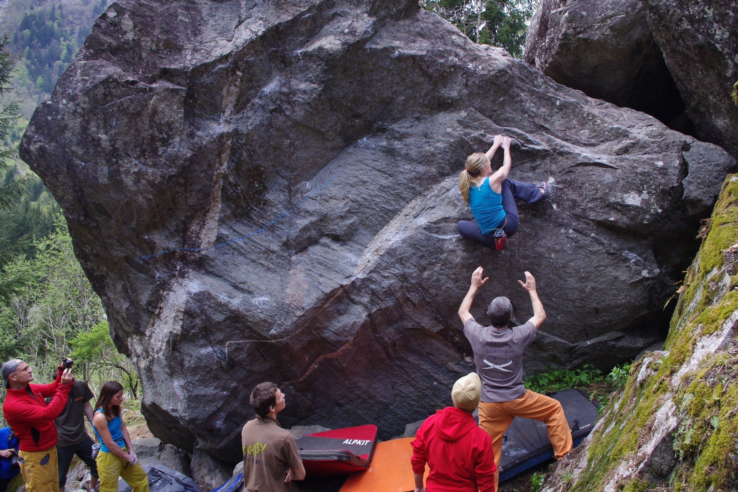 Shauna Coxsey bouldering at MelloBlocco
