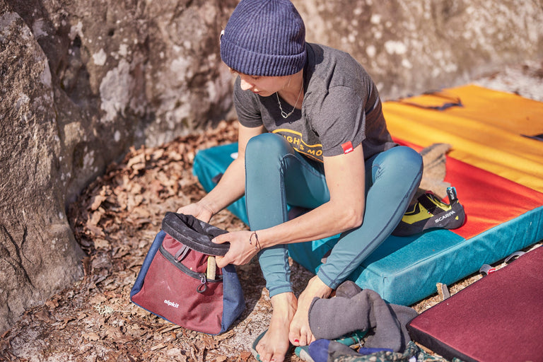 Zofia Reych chalking up in Font with a burgundy and navy chalk bucket - action