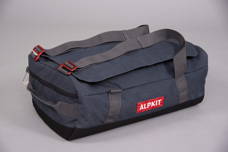 idaho 30 waxed cotton duffle bag in denim shoulder strap detail - closed