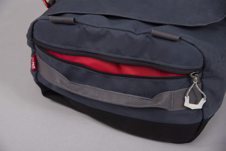 idaho 30 waxed cotton duffle bag in denim zip pocket - closed