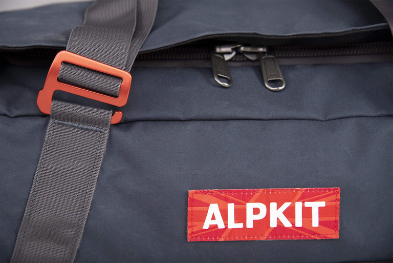 idaho 30 waxed cotton duffle bag in denim lid zip detail - closed