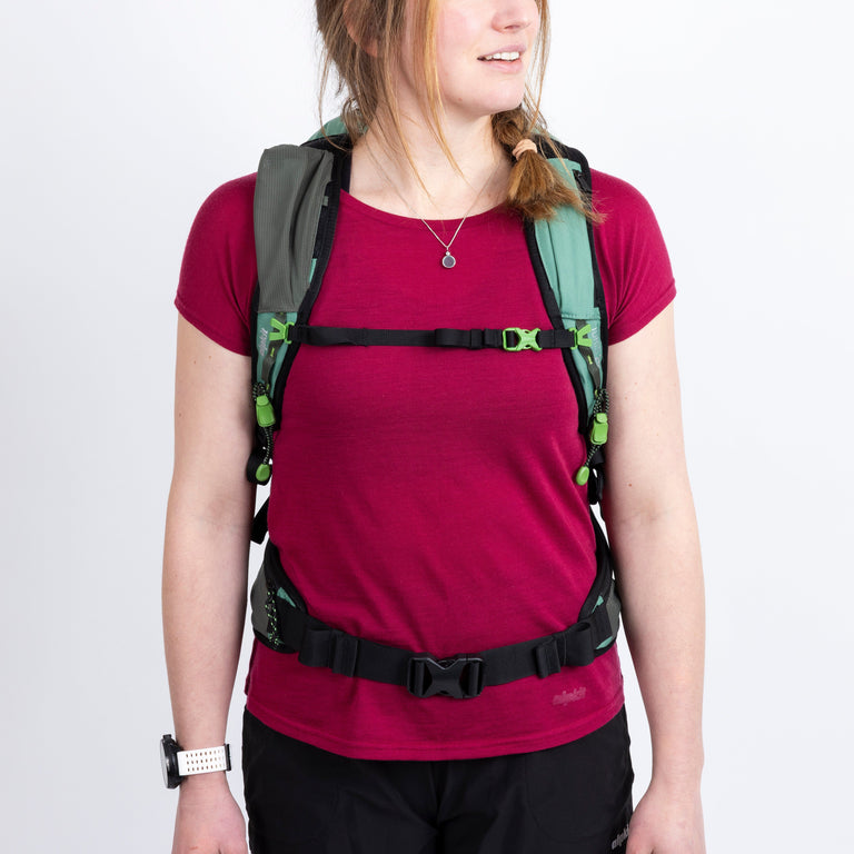 Idris 25L backpack Women's fit front view - closed