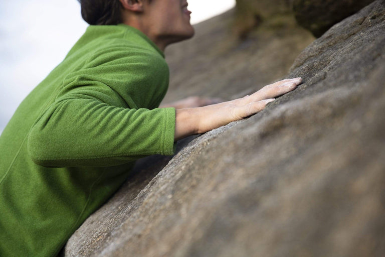 mens kelpie fleece in fern bouldering in the peak district - action - closed