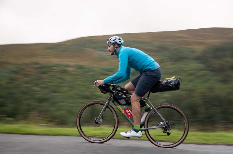 TCAKSQUALM-squalline-mens-windproof-run-ride-jacket - action