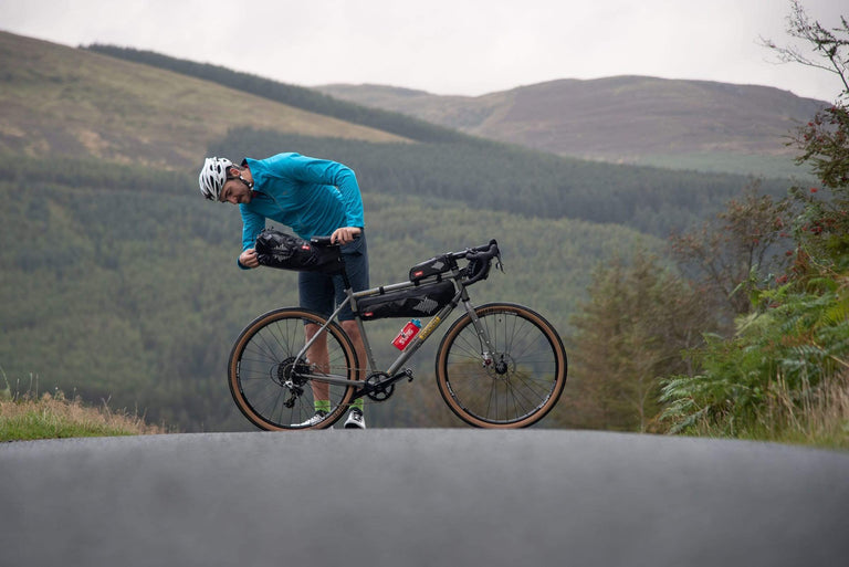 TCAKSQUALM-squalline-mens-windproof-run-ride-jacket - action - closed