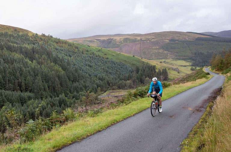 TCAKSQUALM-squalline-mens-windproof-run-ride-jacket - action