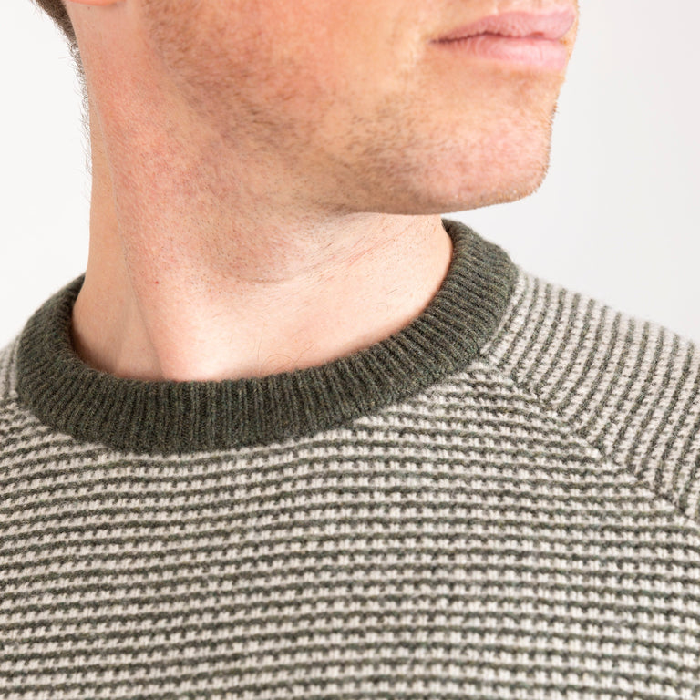 alpkit mens tryfan wool jumper in forest green collar